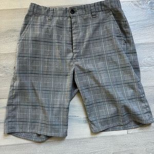 Men’s Travis Mathew shorts 32” grey plaid